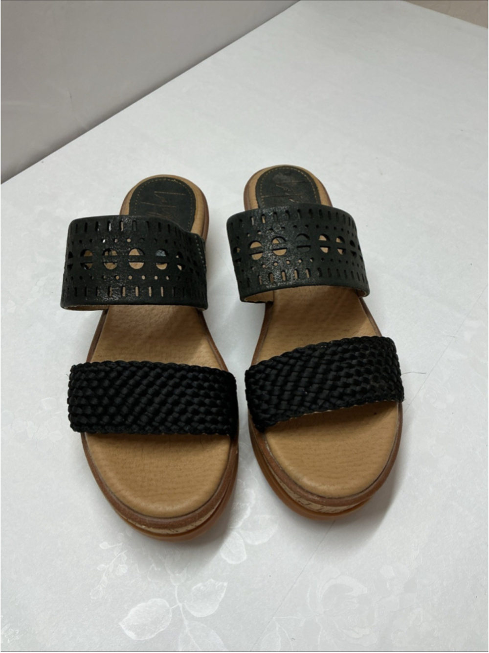 Látigo Womens Black Leather Sandals. Size 9.5